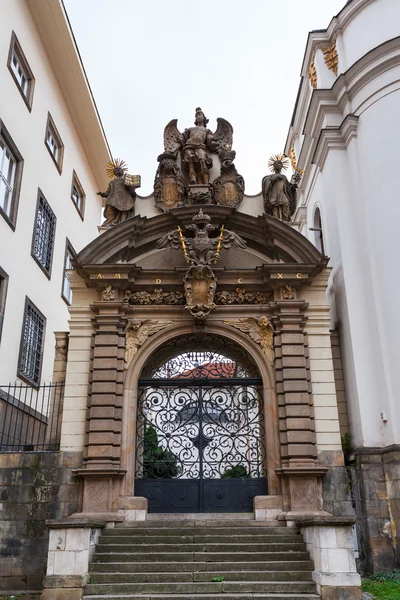 Tor der Kirche Mariä Himmelfahrt — Stockfoto
