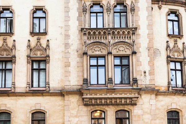 Fassade eines Mehrfamilienhauses in der Altstadt von Brno — Stockfoto