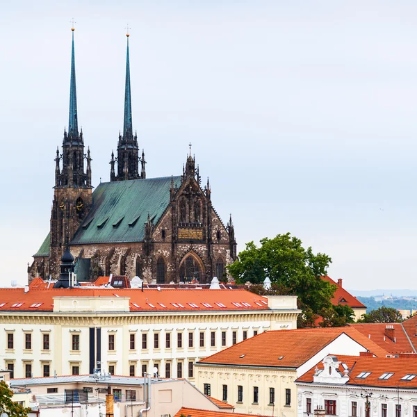 Casas y Catedral de San Pedro y Pablo en Brno —  Fotos de Stock