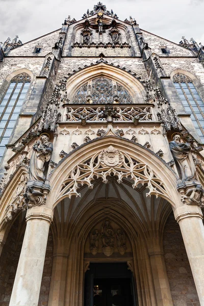 Vorplatz der Kathedrale St. Peter und Paul in Brno — Stockfoto