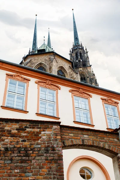 Muralla de la ciudad y Catedral de San Pedro y Pablo, Brno — Foto de Stock