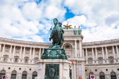 Prens Eugene ve cephe Neue Burg heykeli