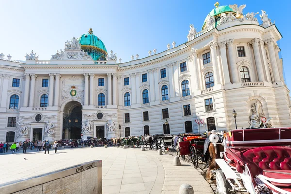 Orang-orang dan taksi di Hofburg Michaelerplatz, Wina — Stok Foto