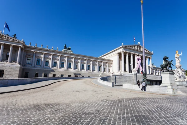 Tourists near Austrian Parliament Building, Vienna — стокове фото