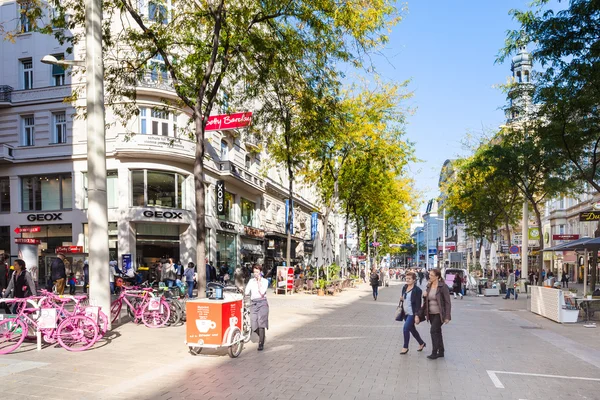 Торговый район улицы Мариахильферштрассе, Вена — стоковое фото