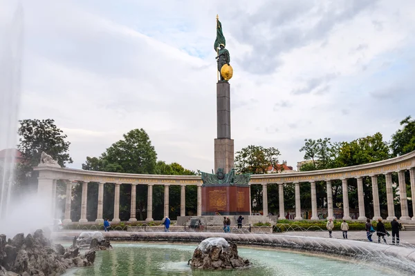 Tourists near Soviet War Memorial in Vienna — Stockfoto
