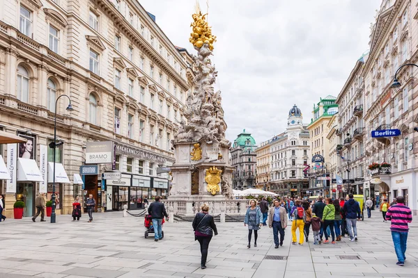 Touristes sur la rue Graben près colonne de la peste — Photo