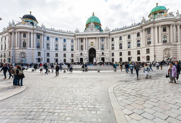 People on Michaelerplatz square, Vienna — Stockfoto