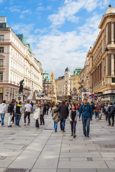 Tourists on Graben street in Vienna — Stok fotoğraf