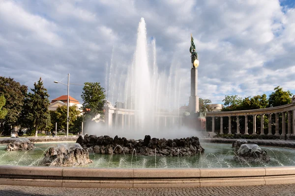 Brunnen und sowjetisches Kriegerdenkmal in Wien — Stockfoto