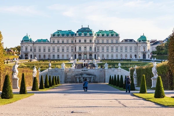 Tourists near Upper cascade and Belvedere Palace — Stock Photo, Image