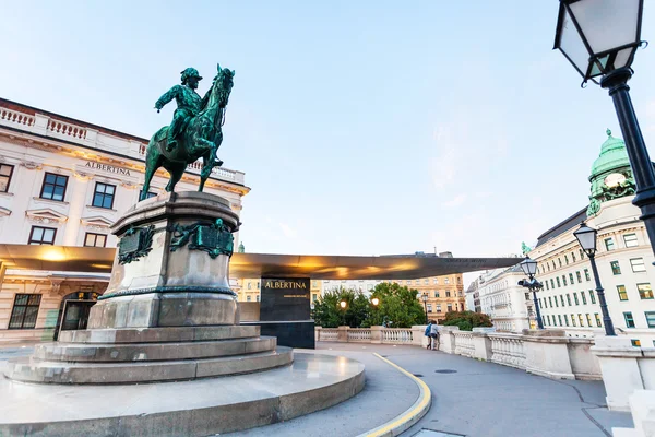 Statua di Francesco Giuseppe I vicino al Museo Albertina Vienna — Foto Stock