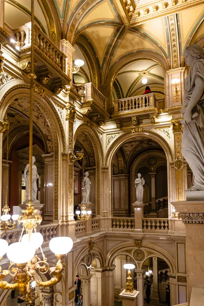Внутреннее убранство Венской государственной оперы — стоковое фото