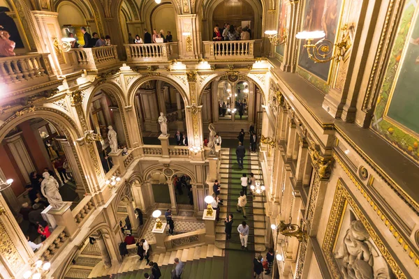 Люди на ступенях Венской государственной оперы — стоковое фото