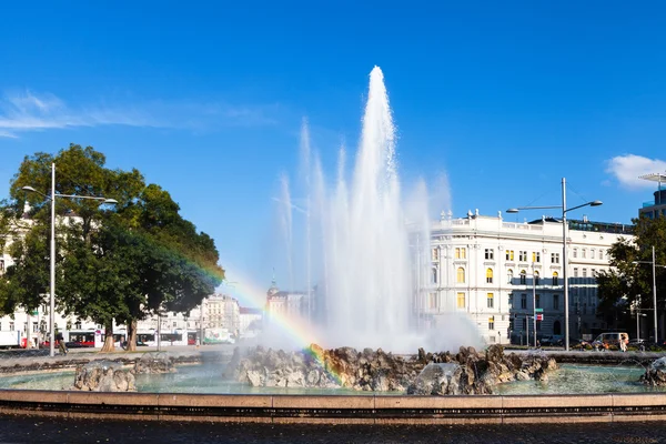 Rainbow at Hochstrahlbrunnen fountain in sunny day — Stock Photo, Image
