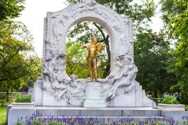 Estátua dourada Johann Strauss em Stadtpark, Viena — Fotografia de Stock