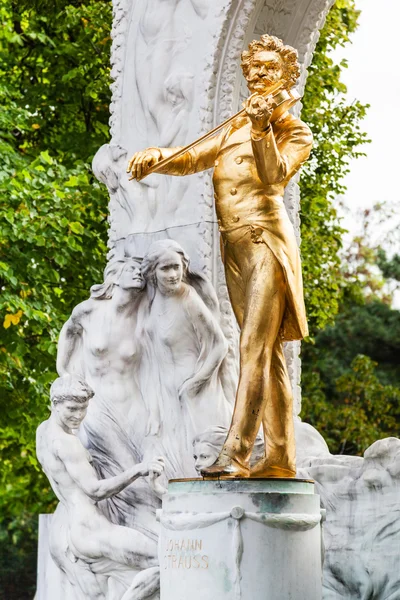 Gilded statue Johann Strauss in Stadtpark, Vienna — Stock Photo, Image