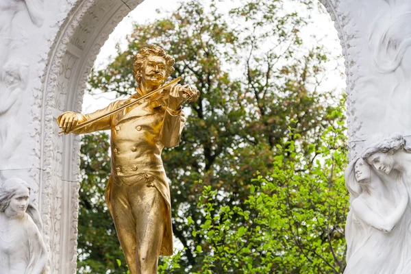 Позолоченная статуя Иоганна Штрауса в парке Штадтпарк, Вена — стоковое фото