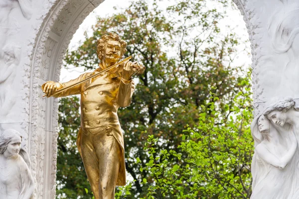 Gilded statue Johann Strauss in Stadtpark, Vienna — Stock Photo, Image