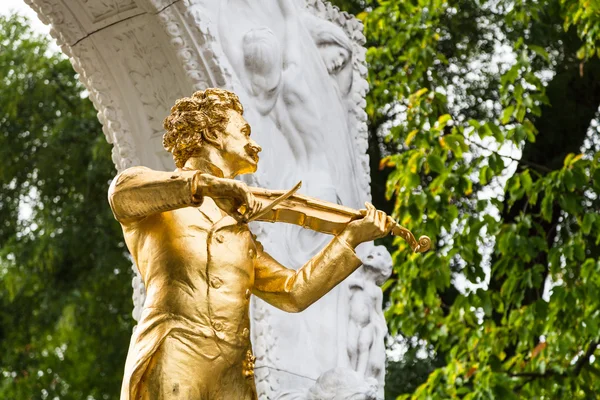 Förgylld staty Johann Strauss i Stadtpark, Vienna — Stockfoto