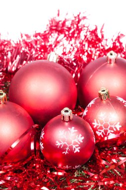 beş kırmızı Noel baubles ve tinsel izole