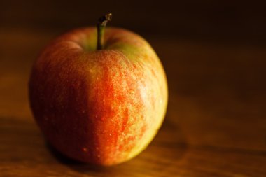 elma akşam güneş tarafından aydınlatılmış ahşap tablo