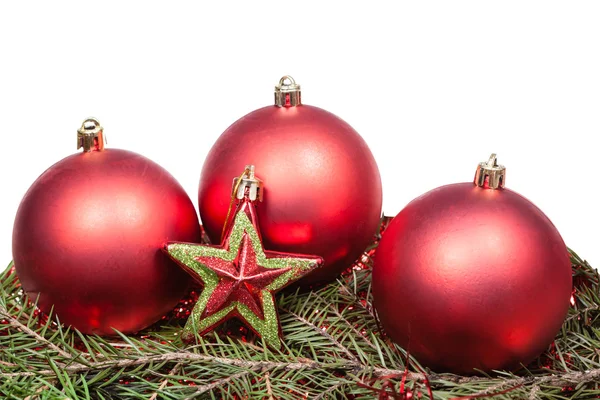 Estrella y adornos rojos de Navidad en rama de abeto verde —  Fotos de Stock