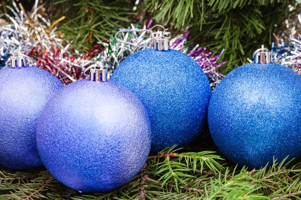 Boules de Noël bleu, violet, tinsel, sapin de Noël 6 — Photo