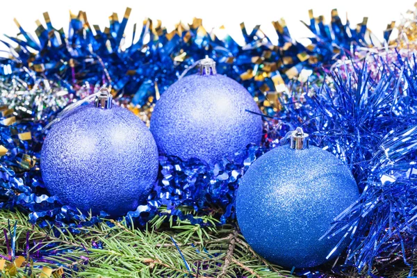 Blaue Weihnachtskugeln auf grünem Fichtenzweig — Stockfoto