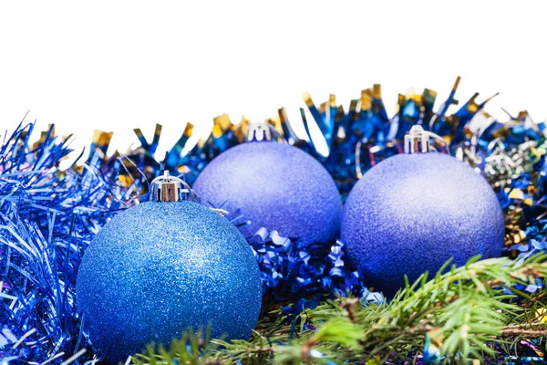 Boules de Noël bleues et violettes sur branche d'arbre vert — Photo