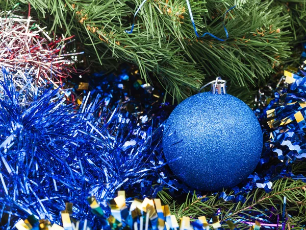 蓝色的圣诞摆设，金属箔，圣诞树 7 — 图库照片
