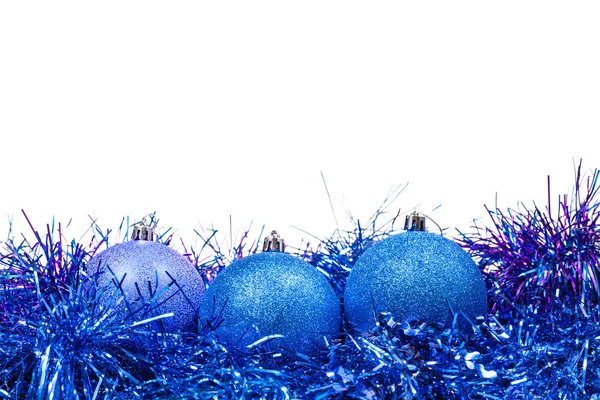 Paar blauwe kerstballen en klatergoud geïsoleerd — Stockfoto