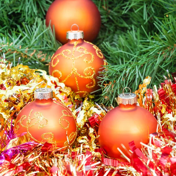 Boules de Noël orange, moule rouge sur le sapin de Noël 5 — Photo