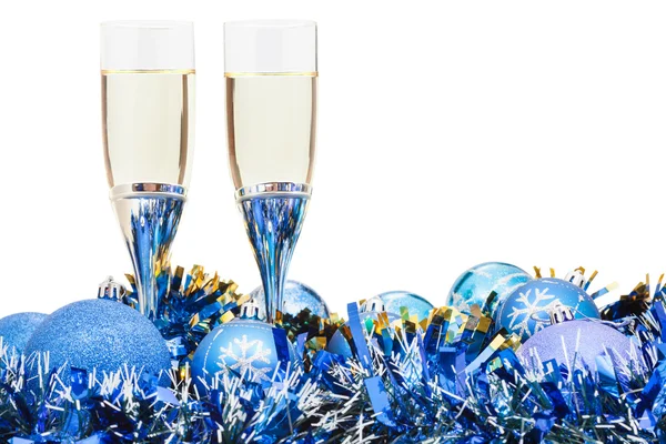 Δύο ποτήρια του αφρώδους οίνου και μπλε Χριστούγεννα στολίδι — Φωτογραφία Αρχείου