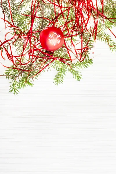 Jedna červená vánoční koule a stromu větev na čistý papír — Stock fotografie
