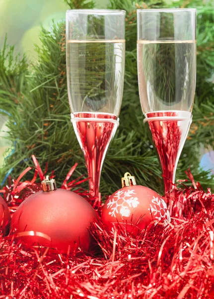 Dvě skleničky s červenými vánočními dekoracemi a strom 6 — Stock fotografie