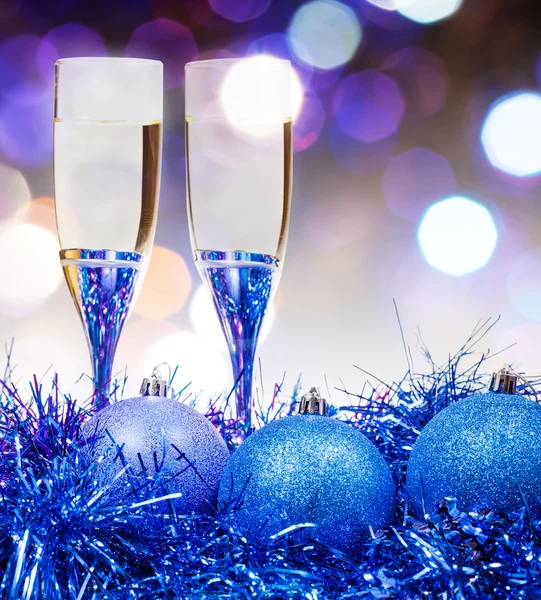 Glasses, blue Xmass balls on blurry background 11 — Stock Photo, Image