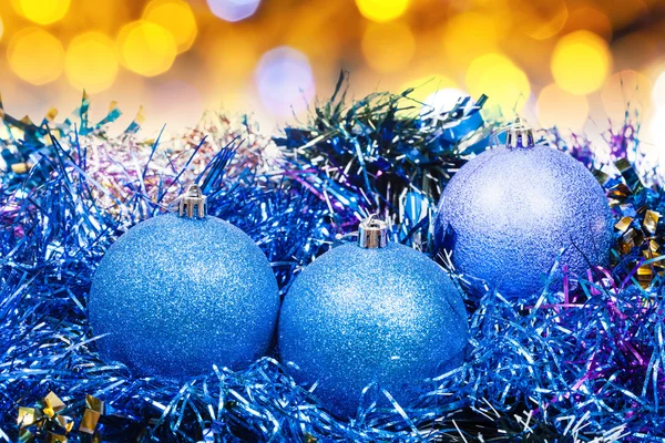 Decoración azul de Navidad sobre fondo amarillo borroso —  Fotos de Stock