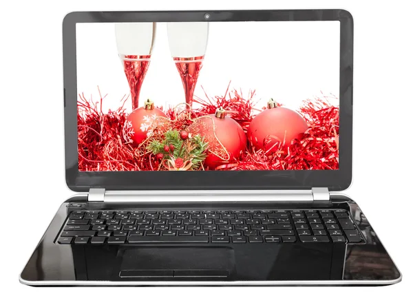 Rode kerstballen en bril op scherm van de laptop — Stockfoto