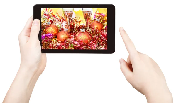 Tablet pc ile altın Xmas natürmort fotoğrafını çekin — Stok fotoğraf