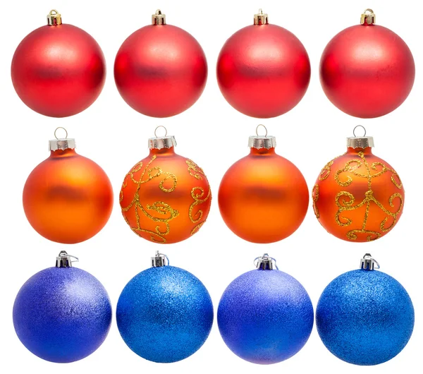 Rote, blaue, orangefarbene Weihnachtskugeln isoliert auf weiß — Stockfoto
