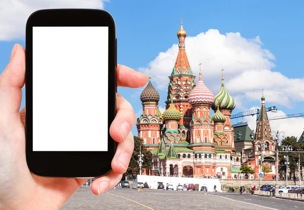 Telefon s vyříznout z obrazovky a katedrála Basil St — Stock fotografie