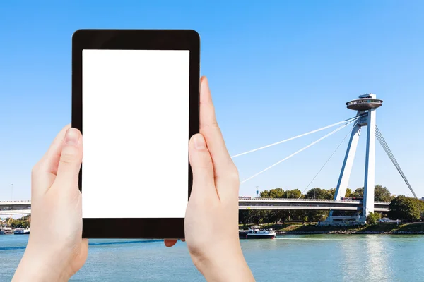 Touristenfotos der Snp-Brücke in Bratislava — Stockfoto