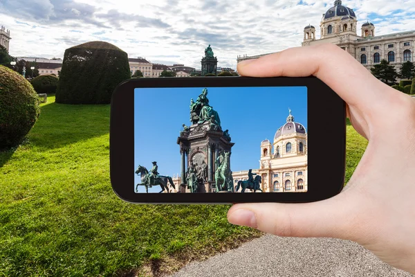 Snapshot of Empress Maria Theresa statue in Vienna — Stok fotoğraf