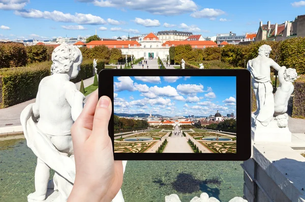 Snapshot of fountain, garden and Lower Belvedere — Stock Photo, Image