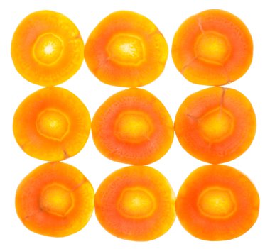 kare üzerinden taze dilimlenmiş havuç izole