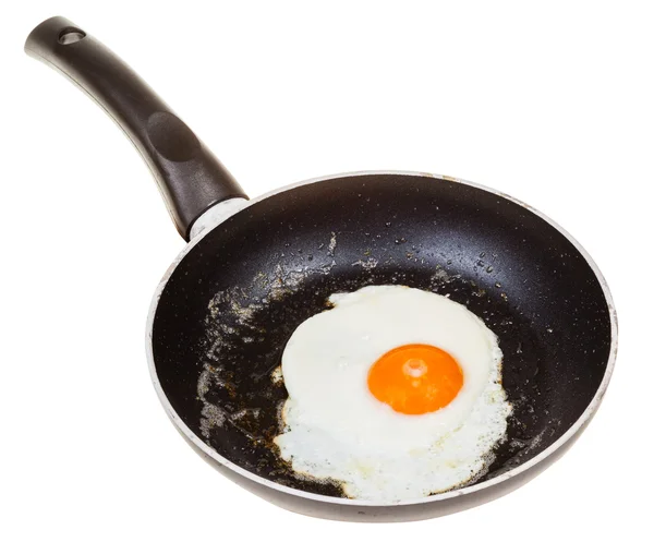 Un oeuf frit en frypan noir isolé sur blanc — Photo