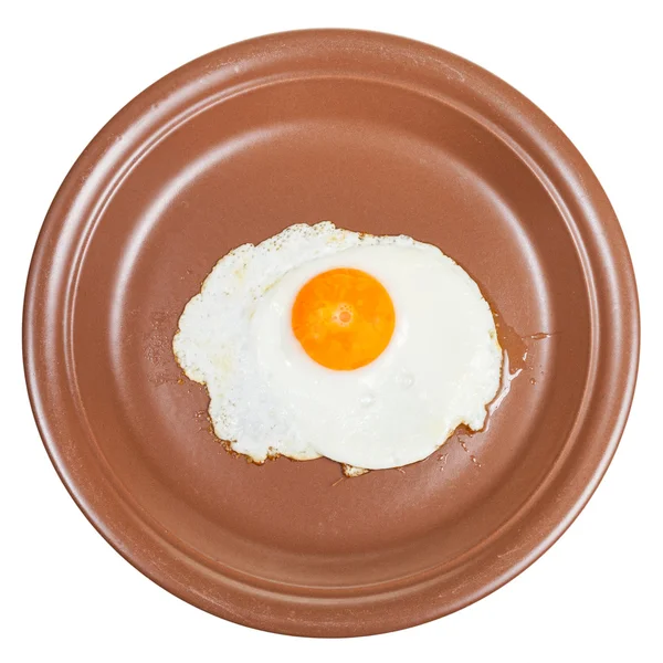 Felülnézet, sült tojás, barna lemez elszigetelt — Stock Fotó