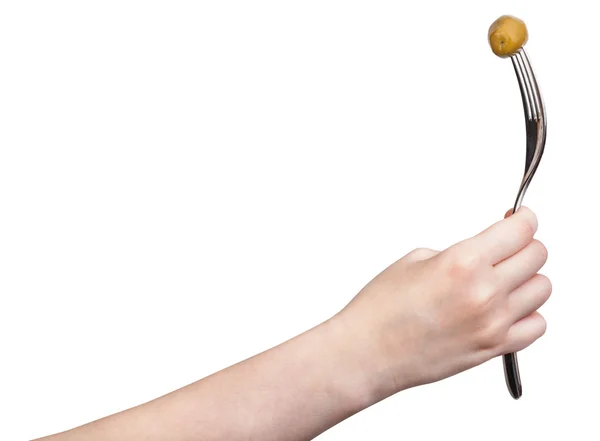 Hand houdt vork met impaled groene olijven geïsoleerd — Stockfoto