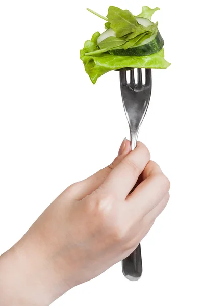 Salada verde fresca empalada em garfo na mão feminina — Fotografia de Stock